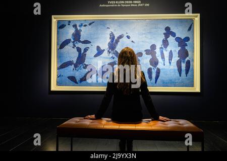 Londres, Royaume-Uni, 26 mai 2022. Yves Klein Anthropométrie de l'époque bleue.(ANT 124, 1960 a offert pour la première fois comme point fort de la vente en soirée de Christie à Londres du 20th/21st siècle, estimation dans la région de £28 000 000. La vente a lieu le 28 juin. Credit. amer ghazzal/Alamy Live News Banque D'Images