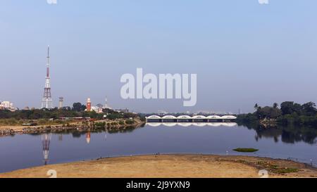 Vue sur le pont de Napier et le drainage de la ville depuis la plage de Marina, Chennai, Tamilnadu, Inde Banque D'Images