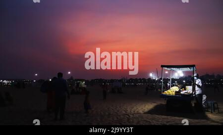 INDE, TAMILNADU, CHENNAI, mars 2022, vendeur de collations à Marina Beach, vue de nuit Banque D'Images