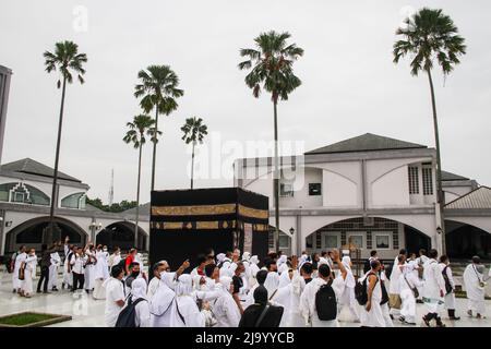 Bandung, Indonésie. 26th mai 2022. Les musulmans indonésiens simulent le contournement d'une Kaaba factice dans le cadre des préparatifs avant leur pèlerinage de Hajj à Bandung. Le Hadj est l'un des cinq piliers de l'islam et est exécuté par tous les musulmans du monde au moins une fois dans leur vie. (Photo par Algi Febri Sugita/SOPA Images/Sipa USA) crédit: SIPA USA/Alay Live News Banque D'Images