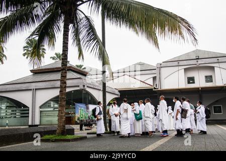 Bandung, Indonésie. 26th mai 2022. Les musulmans indonésiens simulent le contournement d'un Bir Ali fictif dans le cadre des préparatifs avant leur pèlerinage de Hajj à Bandung. Le Hadj est l'un des cinq piliers de l'islam et est exécuté par tous les musulmans du monde au moins une fois dans leur vie. (Photo par Algi Febri Sugita/SOPA Images/Sipa USA) crédit: SIPA USA/Alay Live News Banque D'Images