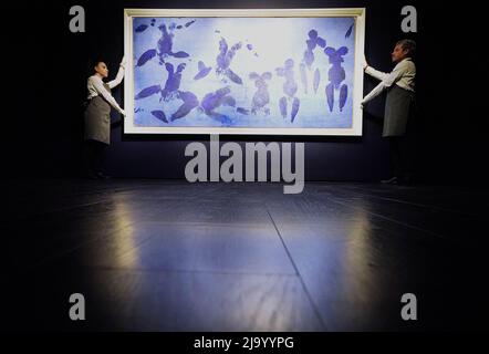 L'Anthropométrie de l'Epoque Bleue d'Yves Klein (ANT 124), créée en 1960, exposée lors d'une séance photo à Christie's, dans le centre de Londres, avant d'être proposée aux enchères pour la première fois dans la vente du Christie au 20th/21st siècle. Date de la photo: Jeudi 26 mai 2022. Banque D'Images