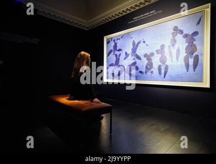 L'Anthropométrie de l'Epoque Bleue d'Yves Klein (ANT 124), créée en 1960, exposée lors d'une séance photo à Christie's, dans le centre de Londres, avant d'être proposée aux enchères pour la première fois dans la vente du Christie au 20th/21st siècle. Date de la photo: Jeudi 26 mai 2022. Banque D'Images