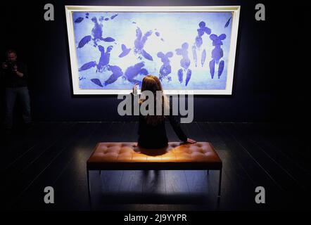 L'Anthropométrie de l'Epoque Bleue d'Yves Klein (ANT 124), créée en 1960, exposée lors d'une séance photo à Christie's, dans le centre de Londres, avant d'être proposée aux enchères pour la première fois dans la vente du Christie au 20th/21st siècle. Date de la photo: Jeudi 26 mai 2022. Banque D'Images