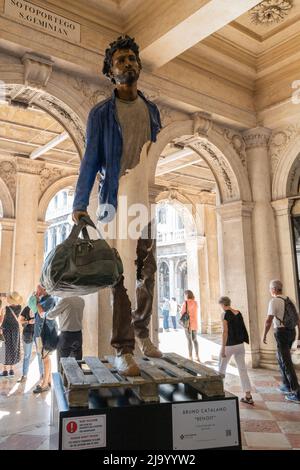 Sculpture en bronze Benoit de Bruno Catalano exposée sur la place Saint-Marc, Venise, Italie Banque D'Images