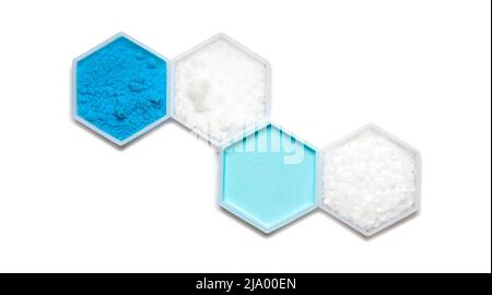 Ingrédient chimique dans un récipient hexagonal de forme moléculaire. Sulfate de cuivre (II), pastilles d'hydroxyde de sodium, revitalisant pour cheveux et polyéthylène. Banque D'Images