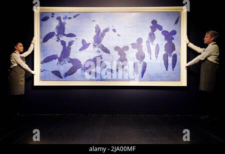 L'Anthropométrie de l'Epoque Bleue d'Yves Klein (ANT 124), créée en 1960, exposée lors d'une séance photo à Christie's, dans le centre de Londres, avant d'être proposée aux enchères pour la première fois dans la vente du Christie au 20th/21st siècle. Date de la photo: Jeudi 26 mai 2022. Banque D'Images