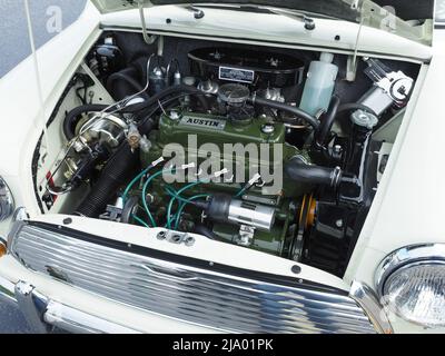 Vue du moteur 1275cc, 4 cylindres, en condition de concourse série II Austin Morris Cooper S en blanc. Enregistré pour la première fois en 1969. Banque D'Images