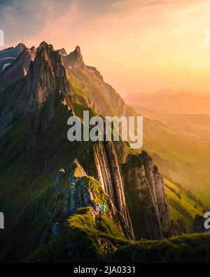 Couple hommes et femme en vacances dans la falaise suisse des Alpes aescher vue de la montagne Ebenalp dans la région d'Appenzell en Suisse Banque D'Images