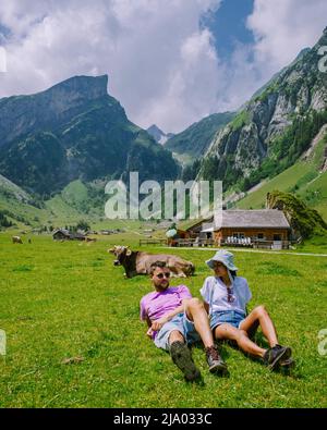 Couple hommes et femme en vacances dans la falaise suisse des Alpes aescher vue de la montagne Ebenalp dans la région d'Appenzell en Suisse Banque D'Images