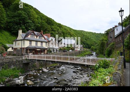 20 mai 2022 : Lynmouth, Devon, Angleterre, Royaume-Uni - Une vue sur la rivière Lyn et Mars Hill par une journée ensoleillée. Village côtier de Lynmouth à Devon sur le norther Banque D'Images