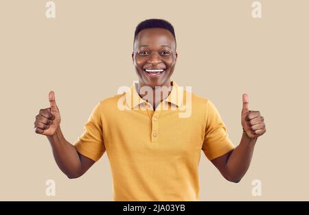 Un homme afro-américain souriant montre le pouce vers le haut Banque D'Images