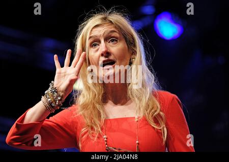 Hay Festival, Hay on Wye, pays de Galles, Royaume-Uni – jeudi 26th mai 2022 – Cressida Cowell, auteure et lauréate d'enfants, sur scène, parle de sa carrière d'auteure d'enfants la plus vendue à un public jeune le jour d'ouverture du Hay Festival de cette année. Photo Steven May / Alamy Live News Banque D'Images