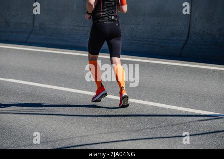 Kazan, Russie - 17 mai 2022: Jambes homme coureur en chaussettes de compression pendant le marathon de Kazan Banque D'Images