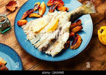 Poisson brochet rôti avec du coing et de la pomme Banque D'Images