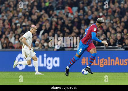 Sydney, Australie. 25th mai 2022. Jason Davidson des All Stars intercepte le ballon lors du match entre le FC Barcelone et l'A-League All Stars au stade Accor le 25 mai 2022 à Sydney, Australie Credit: IIO IMAGES/Alay Live News Banque D'Images