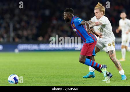 Sydney, Australie. 25th mai 2022. Samuel Umtiti du FC Barcelone est défié par Jason Cummings de l'All Stars lors du match entre le FC Barcelone et l'A-League All Stars au stade Accor le 25 mai 2022 à Sydney, en Australie. Credit: Images IOIO/Alamy Live News Banque D'Images