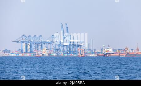 Djeddah, Arabie Saoudite - 22 décembre 2019 : grues portiques et conteneurs au port de Djeddah par une belle journée d'été Banque D'Images