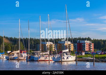 Porvoo, Finlande - 16 juillet 2016 : les yachts à voile sont amarrés dans le port de plaisance de la ville de Porvoo Banque D'Images