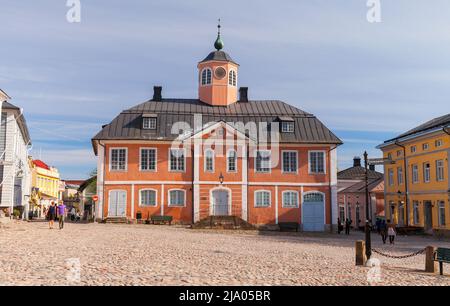 Porvoo, Finlande - 7 mai 2016 : extérieur de l'hôtel de ville de Porvoo. Les gens ordinaires marchent sur la place du centre-ville Banque D'Images