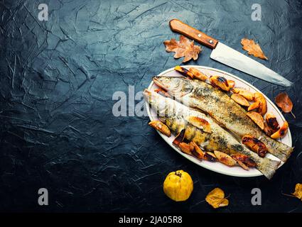 Poisson brochet grillé avec du coing et de la pomme.espace de copie Banque D'Images