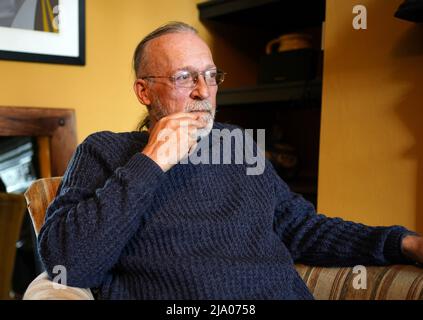 Mike Haley qui a fui Kiev et envisage de retourner de Newscastle dans le pays ravagé par la guerre avec sa femme et sa mère pour que leur animal de compagnie Archie soit déporté avec eux. Date de la photo: Mardi 24 mai 2022. Banque D'Images