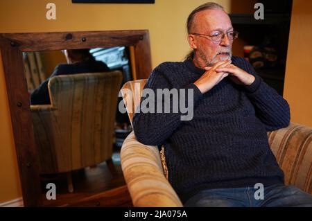 Mike Haley qui a fui Kiev et envisage de retourner de Newscastle dans le pays ravagé par la guerre avec sa femme et sa mère pour que leur animal de compagnie Archie soit déporté avec eux. Date de la photo: Mardi 24 mai 2022. Banque D'Images