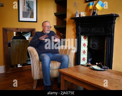 Mike Haley qui a fui Kiev et envisage de retourner de Newscastle dans le pays ravagé par la guerre avec sa femme et sa mère pour que leur animal de compagnie Archie soit déporté avec eux. Date de la photo: Mardi 24 mai 2022. Banque D'Images