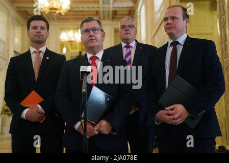 Jeffrey Donaldson, chef du DUP (deuxième à gauche), s'est exprimé devant les médias dans la grande salle après sa réunion avec le député Richard Neal aux édifices du Parlement, Stormont, Belfast. Date de la photo: Jeudi 26 mai 2022. Banque D'Images