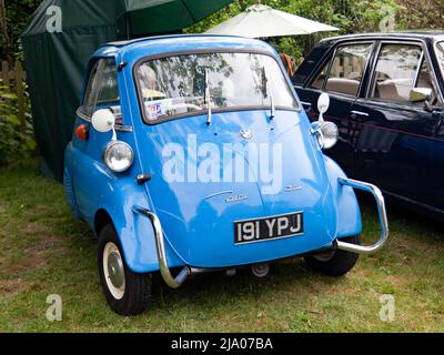 Vue des trois quarts avant de a Blue, 1962, BMW Isetta 300, Bubble car, exposée au Wickhambreaux Classic car Show, 2022 Banque D'Images