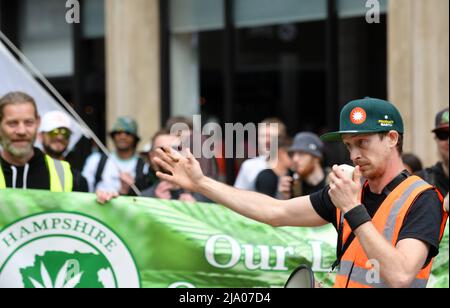 Visite du mondial Cannabiis 10 mars anniversaire à travers Cardiff. Départ de Cathays Park Cannabis Blogger Simpa Banque D'Images