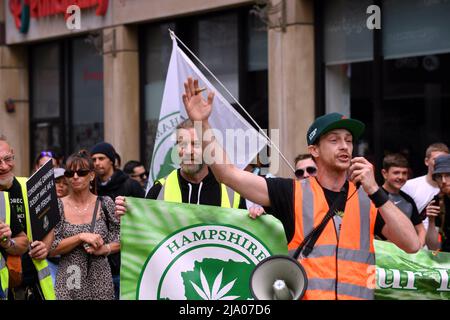 Visite du mondial Cannabiis 10 mars anniversaire à travers Cardiff. Départ de Cathays Park Cannabis Blogger Simpa Banque D'Images