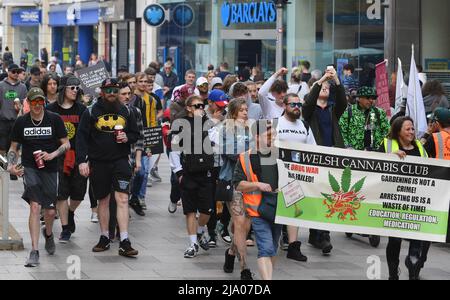 Global Cannabis Mars 10th anniversaire de marche à travers Cardiff. Départ du parc Cathays et conclusion au parc Hamadryad, Cardiff Picture by Rich Banque D'Images