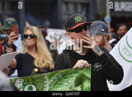 Global Cannabis Mars 10th anniversaire de marche à travers Cardiff. Départ du parc Cathays et conclusion au parc Hamadryad, Cardiff Picture by Rich Banque D'Images