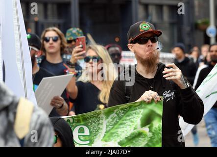 Global Cannabis Mars 10th anniversaire de marche à travers Cardiff. Départ du parc Cathays et conclusion au parc Hamadryad, Cardiff Picture by Rich Banque D'Images