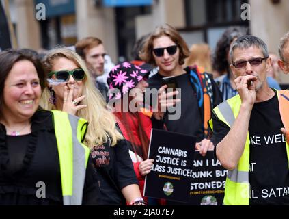 Global Cannabis Mars 10th anniversaire de marche à travers Cardiff. Départ du parc Cathays et conclusion au parc Hamadryad, Cardiff Picture by Rich Banque D'Images