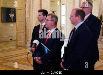 Un portrait d'Ian Paisley est suspendu dans la grande salle alors que le chef du DUP Jeffrey Donaldson (deuxième gauche) s'adresse aux médias à la suite de sa réunion avec le député Richard Neal aux édifices du Parlement, Stormont, Belfast. Date de la photo: Jeudi 26 mai 2022. Banque D'Images