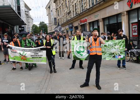 Visite du mondial Cannabiis 10 mars anniversaire à travers Cardiff. Départ de Cathays Park Cannabis Blogger Simpa Banque D'Images