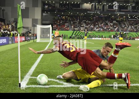 Leonardo Spinazzola (Roma)Jens Toornstra (Feyenoord) Lors du match de la Ligue des conférences européennes de l'UEFA 2021 2022 entre Roma 1-0 Feyenoord au stade national le 25 mai 2022 à Tirana, en Albanie. (Photo de Maurizio Borsari/AFLO) Banque D'Images