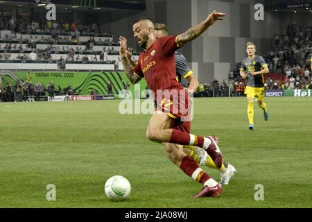 Leonardo Spinazzola (Roma)Jens Toornstra (Feyenoord) Lors du match de la Ligue des conférences européennes de l'UEFA 2021 2022 entre Roma 1-0 Feyenoord au stade national le 25 mai 2022 à Tirana, en Albanie. (Photo de Maurizio Borsari/AFLO) Banque D'Images