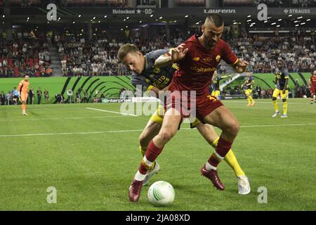 Leonardo Spinazzola (Roma)Jens Toornstra (Feyenoord) Lors du match de la Ligue des conférences européennes de l'UEFA 2021 2022 entre Roma 1-0 Feyenoord au stade national le 25 mai 2022 à Tirana, en Albanie. (Photo de Maurizio Borsari/AFLO) Banque D'Images