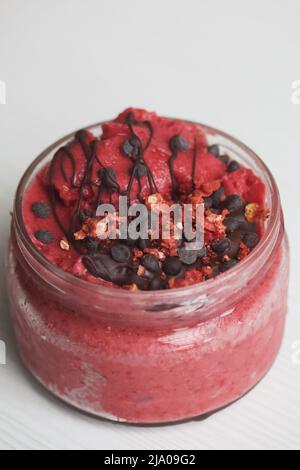 Sorbet fraise-banane. Décoration chocolat. Gros plan. Banque D'Images