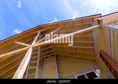 Maison en bois avec toit ouvrant nouvelle maison Banque D'Images