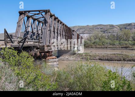 Pont de train à treillis historique Howe traversant la rivière Red Deer près de Drumheller Banque D'Images