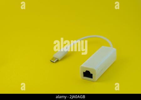 Câble de connecteur USB de type C. Câbles réalistes USB HDMI Type C Lightning Mini. Un câble de chargeur USB blanc de type C, compatible avec de nombreux appareils. Banque D'Images