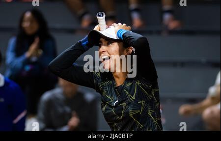 Fernanda Contreras Gomez, du Mexique, en action contre Panna Udvardy, de Hongrie, lors de la première manche du Roland-Garros 2022, tournoi de tennis Grand Slam le 24 mai 2022 au stade Roland-Garros à Paris, France - photo: Rob Prange/DPPI/LiveMedia Banque D'Images