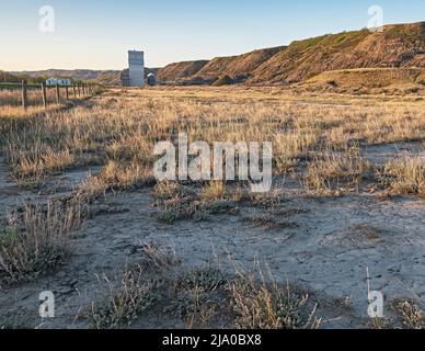 Ascenseur à grain éloigné dans la vallée de la rivière Red Deer près de Drumheller Banque D'Images