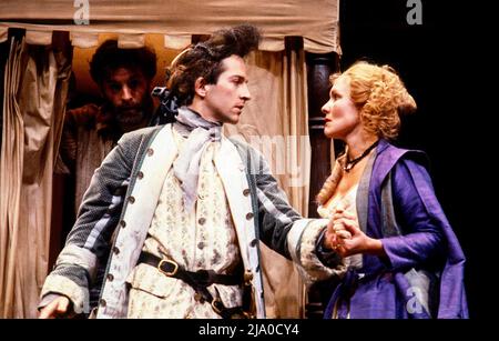 Michael Maloney (rampe), Diana Hardcastle (Eugenia) dans LE LONDRES CUCKOLDS par Edward Ravenscroft adapté par John Byrne au Lyric Theatre Hammersmith, Londres W6 06/06/1985 coproduction avec le Haymarket Theatre Leicester design: John Byrne éclairage: Chris Ellis Fights: Robert Ashe directeur: Stuart Burge Banque D'Images