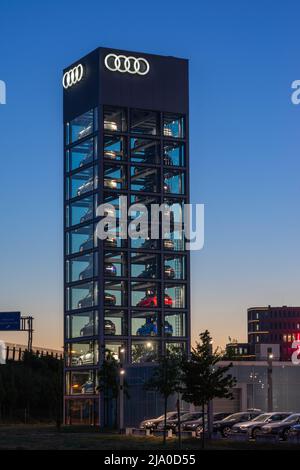 Tour de voiture Audi showrooom illuminée la nuit au centre de voiture Audi / concessionnaire à Adlershof, Berlin, Allemagne Banque D'Images