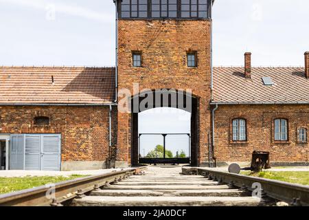 Voies de train menant à l'entrée principale du camp de concentration d'Auschwitz-Birkenau. Oswiecim, Pologne, 16 mai 2022 Banque D'Images